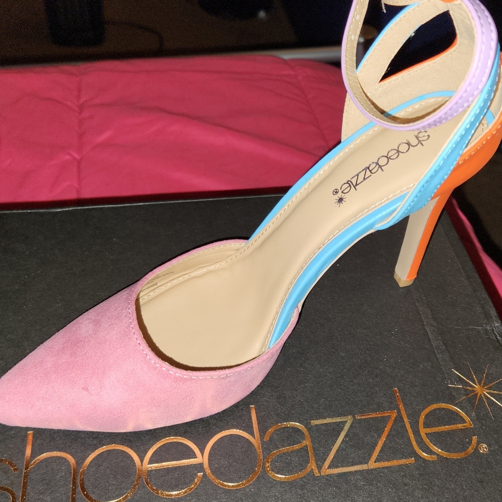 Shoe dazzle multicolored pump